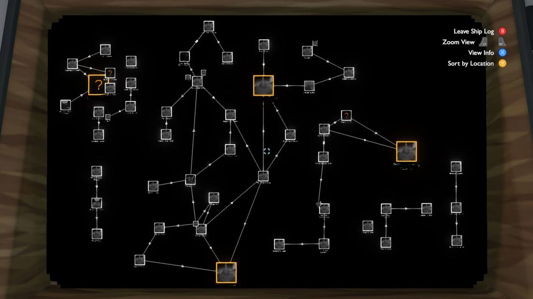 Tela do diário de bordo de Outer Wilds no modo de rumores, com dezenas de cartões de descobertas em tons de cinza conectados por linhas e setas sobre um painel preto. Alguns cartões aparecem destacados em laranja e outros mostram pontos de interrogação, indicando mistérios ainda não resolvidos. Ao redor da tela aparece parte do interior marrom da nave.